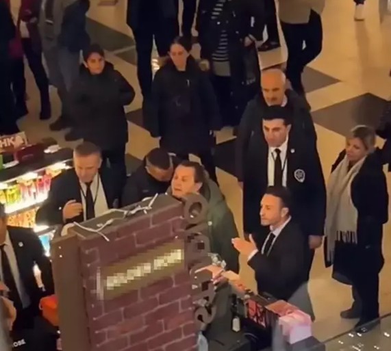 Armağan Çağlayan AVM çalışanlarına bağırdı!